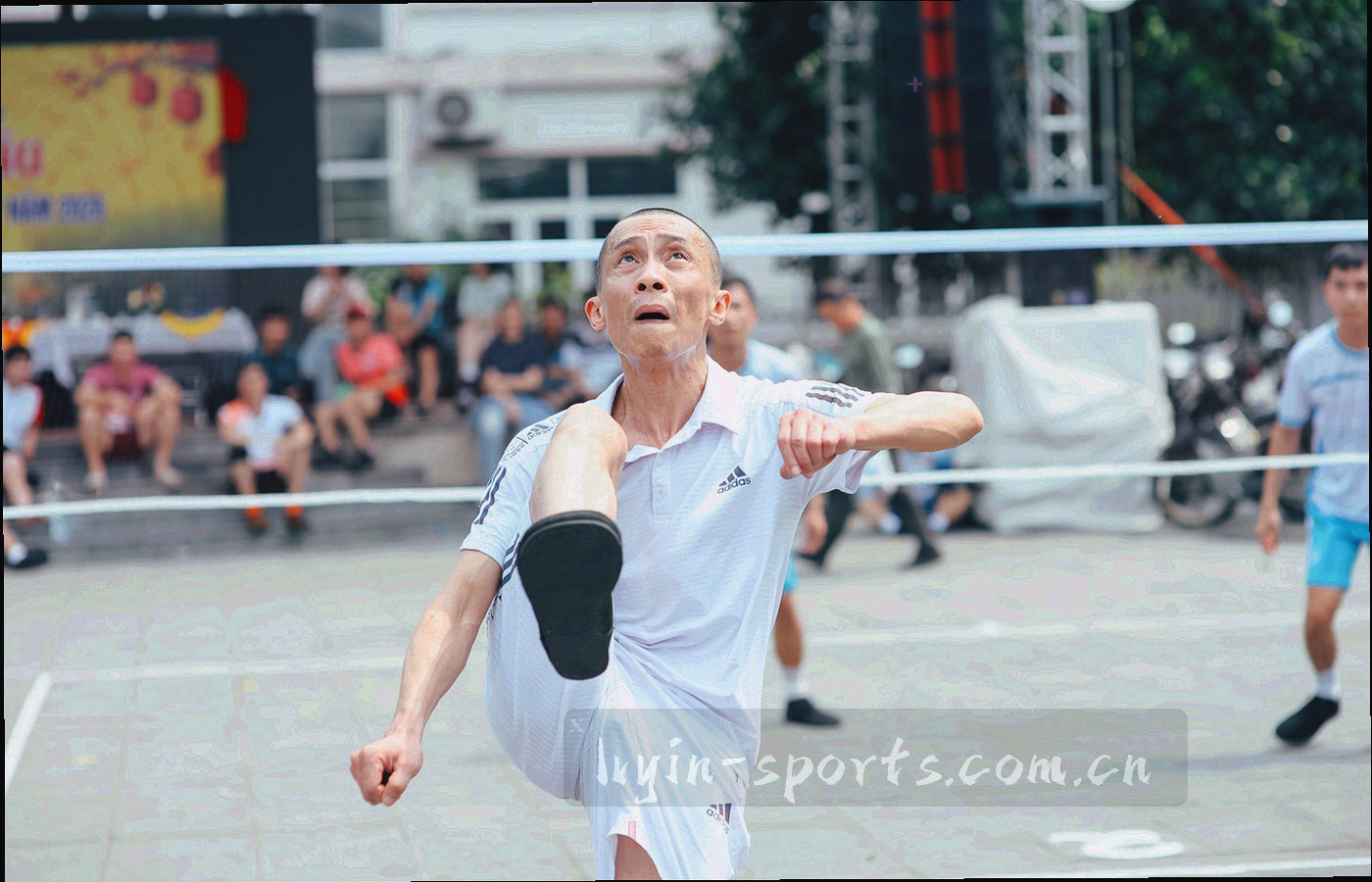 清晨空旷的足球场，草坪纹理清晰，远处球门与看台轮廓隐在薄雾里